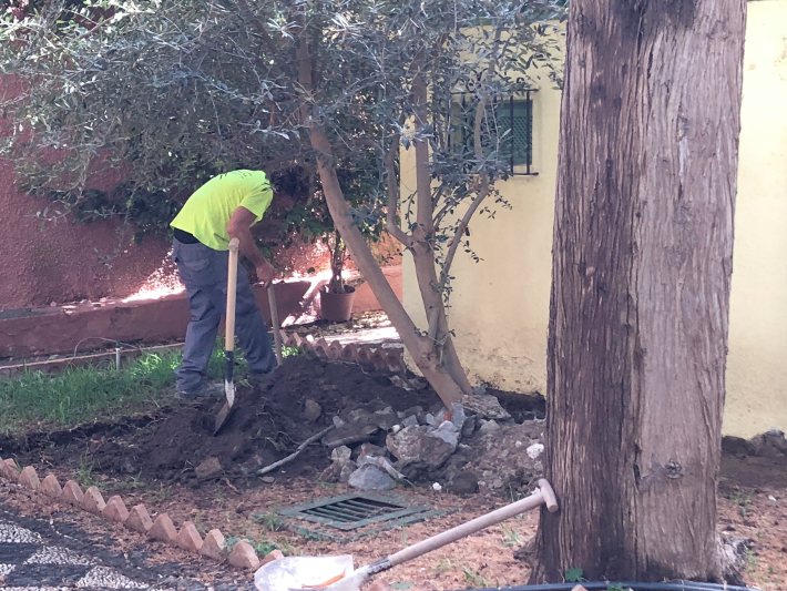 Almuñécar realiza trabajos de mejora y conservación en los jardines del Palacete La Najarra
